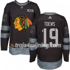 Chicago Blackhawks tröja Jonathan Toews 19 1917-2017 100th Anniversary Adidas Svart Authentic - NHL Tröjor Herr